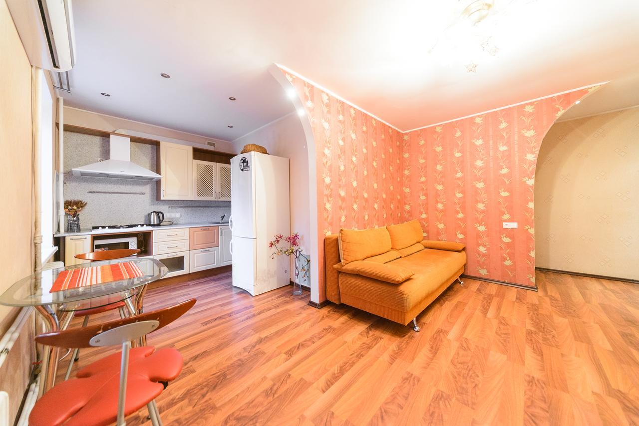 Apartment On Hryhoriia Chuprynky เคียฟ ภายนอก รูปภาพ