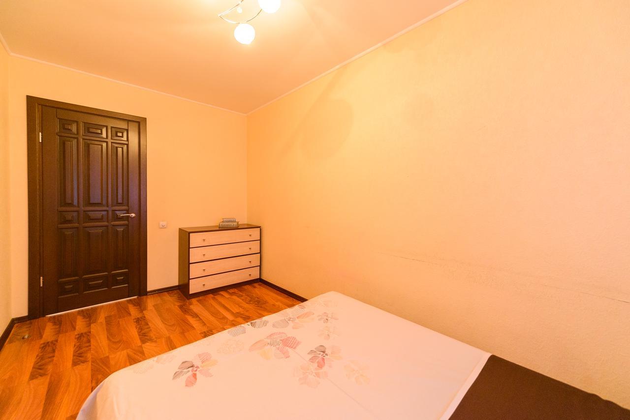 Apartment On Hryhoriia Chuprynky เคียฟ ภายนอก รูปภาพ