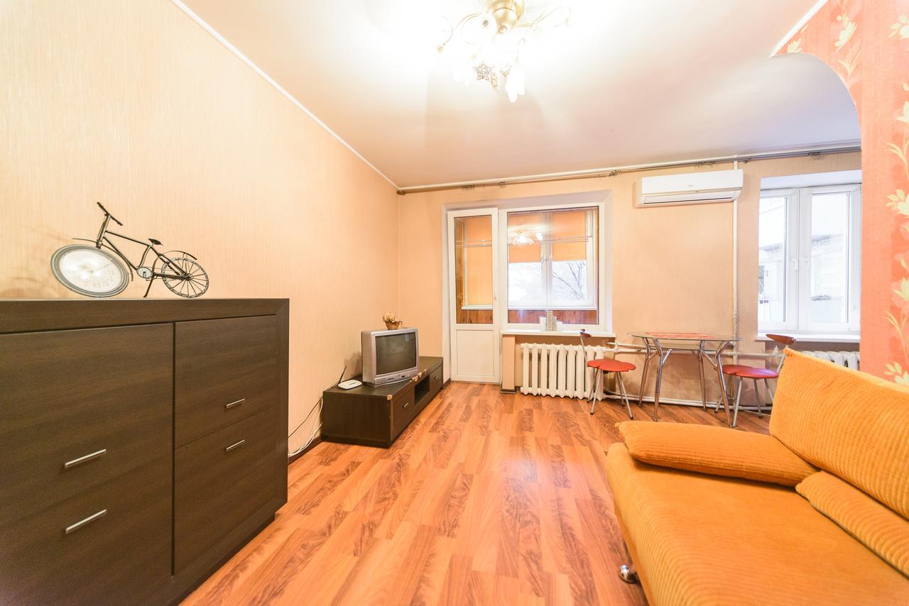 Apartment On Hryhoriia Chuprynky เคียฟ ภายนอก รูปภาพ
