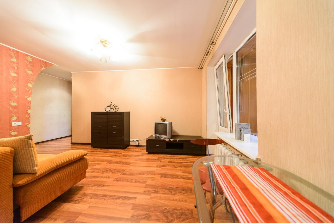 Apartment On Hryhoriia Chuprynky เคียฟ ภายนอก รูปภาพ