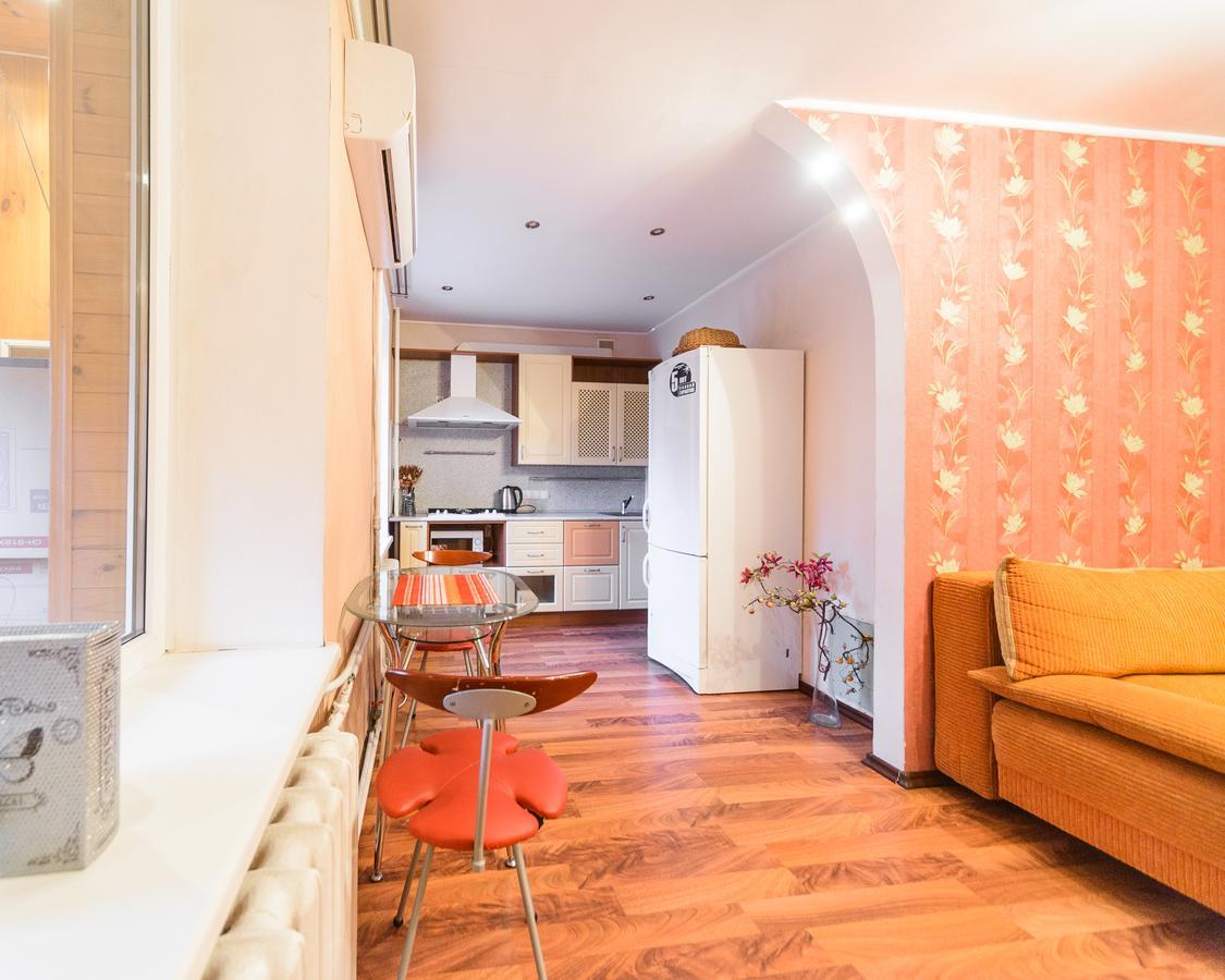 Apartment On Hryhoriia Chuprynky เคียฟ ภายนอก รูปภาพ